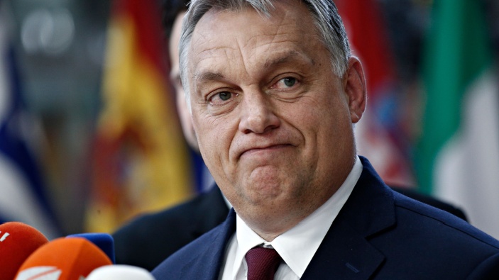 Una gigantesca marea humana desafía en Budapest a Viktor Orbán