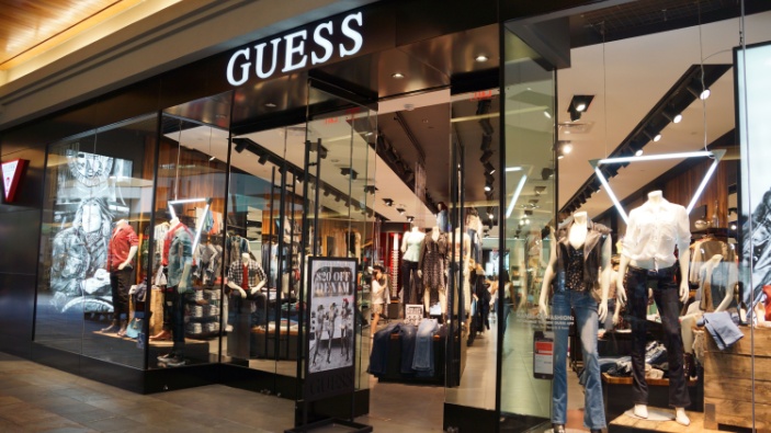 Polémica por la campaña de Guess con modelos de IA