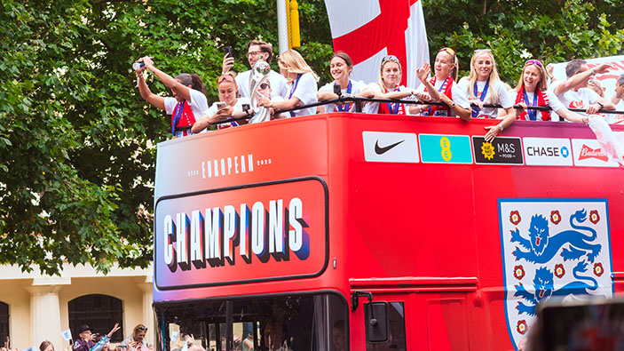 Miles de personas celebran en Londres la victoria de la selección femenina de fútbol en la Eurocopa