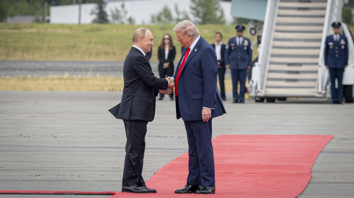 Entre Trump y Putin, un apretón de manos simbólico