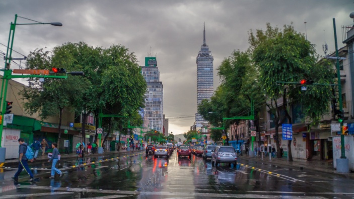 Unas lluvias torrenciales siembran el caos en la Ciudad de México