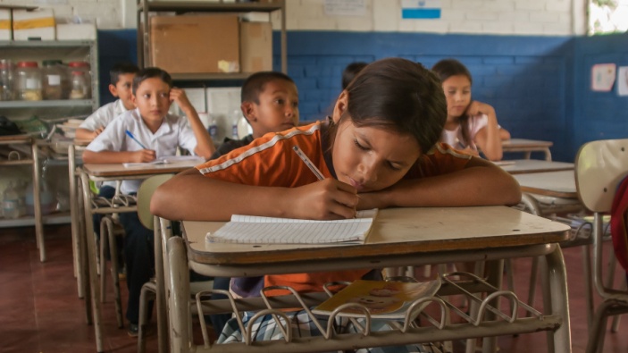 El Salvador ordena más disciplina en las escuelas