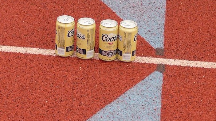Corey Bellemore domina il Beer Mile World Classic per il quinto anno consecutivo 