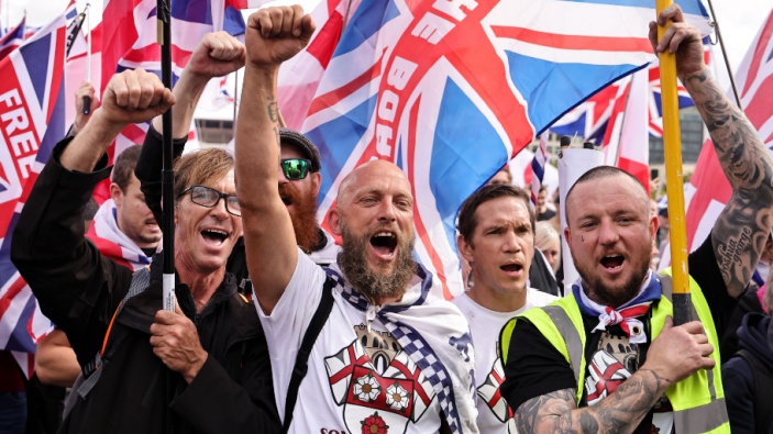 Royaume-Uni : mobilisation historique de l’extrême droite dans les rues de Londres