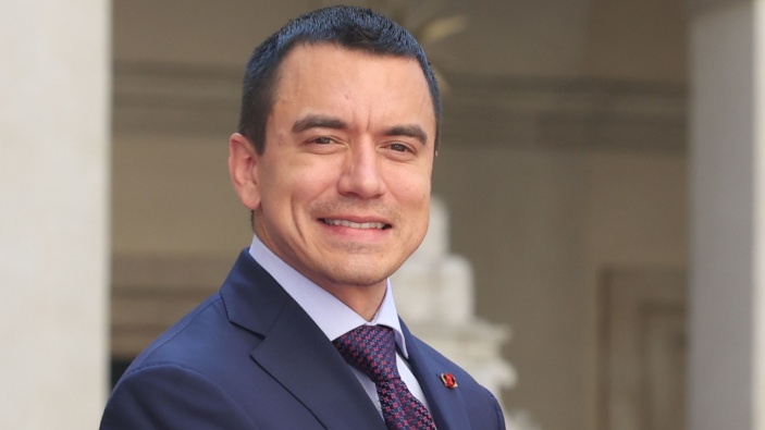 Noboa impulsa un referéndum constitucional por decreto, ignorando a la justicia
