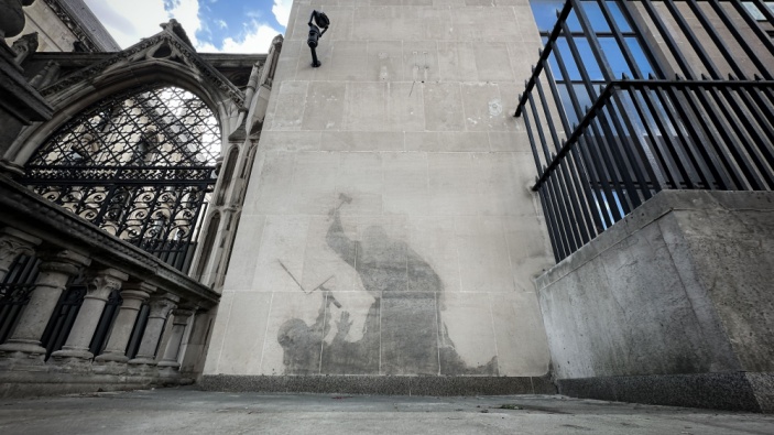 Autoridades de Londres retiran la obra de Banksy sobre los Reales Tribunales de Justicia