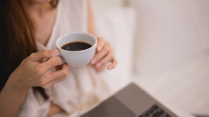 ¿Causa reducir la ingesta de cafeína sueños vívidos y coloridos?
