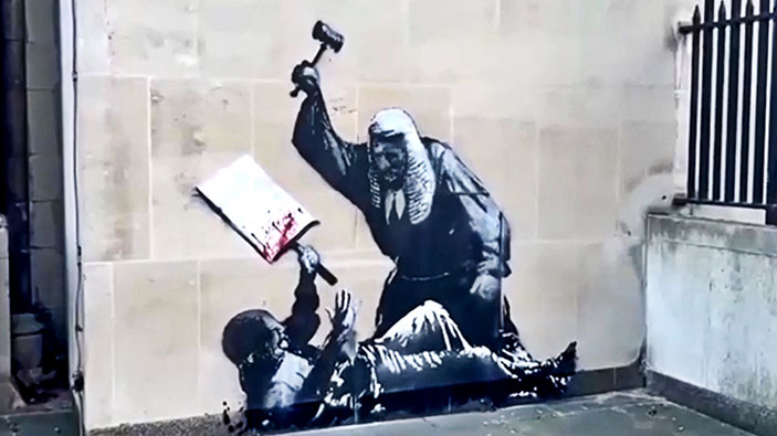 Il murale di Banksy rimosso dalla facciata dell'Alta Corte di Londra