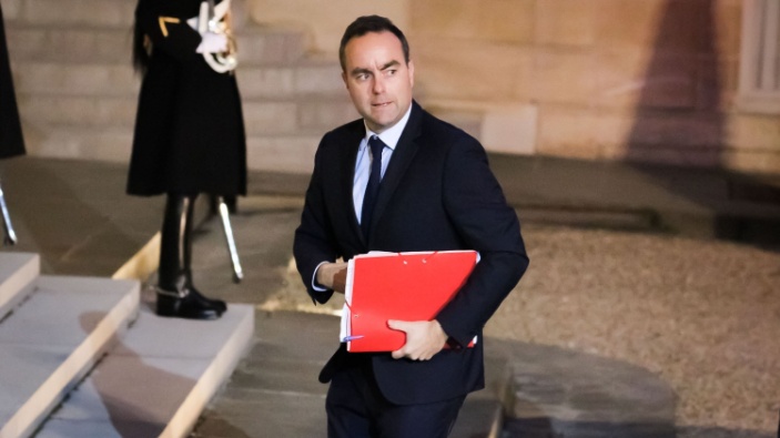 Sébastien Lecornu suspend la réforme des retraites 