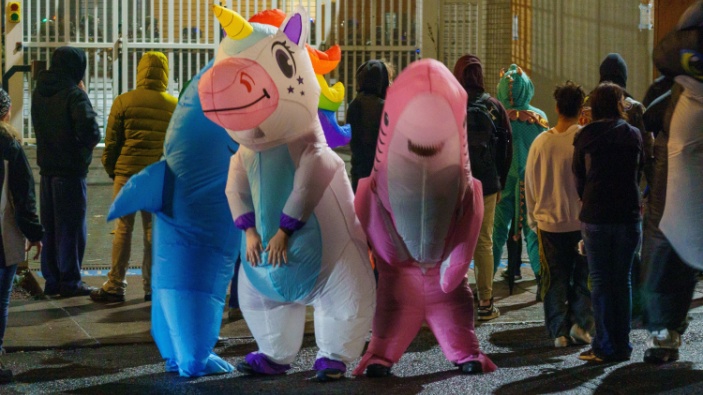 Manifestanti americani in costumi gonfiabili da cartone animato affrontano le forze dell’ordine armate.