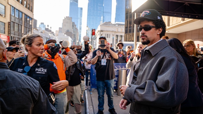 Bad Bunny invita i tifosi di football americano a imparare lo spagnolo