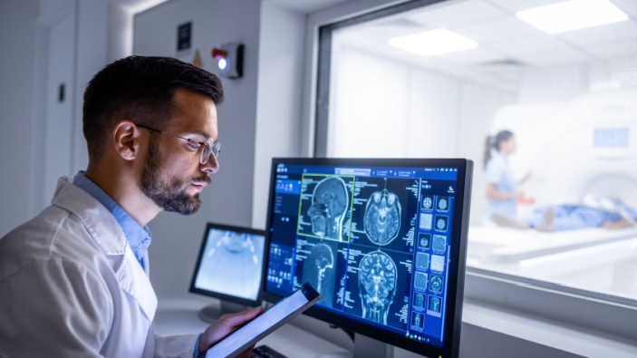 Il cervello maschile si restringe più rapidamente, ma l’Alzheimer è quasi due volte più comune nelle donne