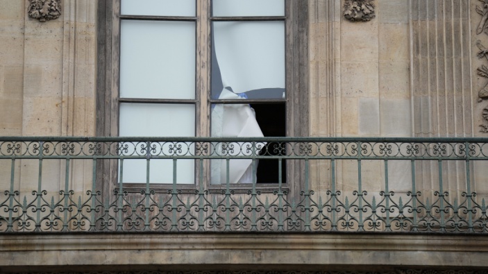 La publicidad viral de la escalera del robo al Louvre