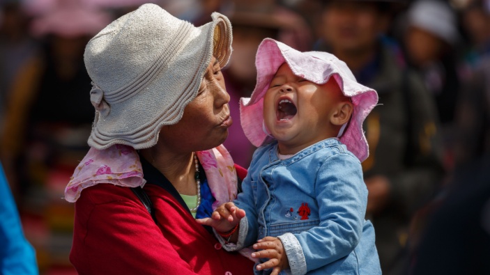 La Chine s’inquiète : les berceaux se vident, les cheveux grisonnent 