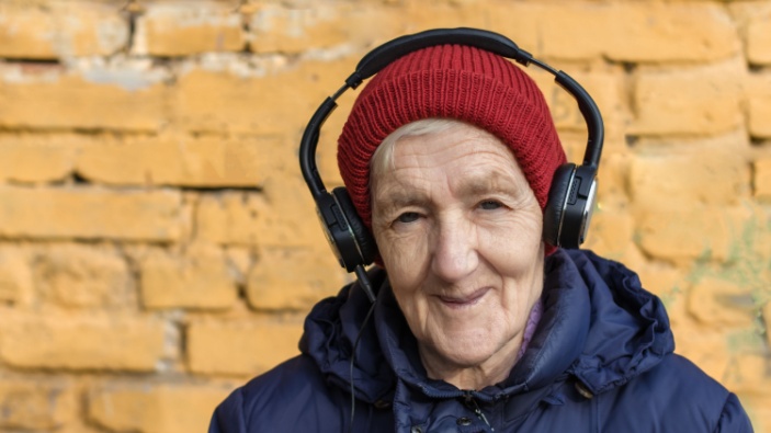 Las personas mayores que escuchan música tienen un menor riesgo de demencia