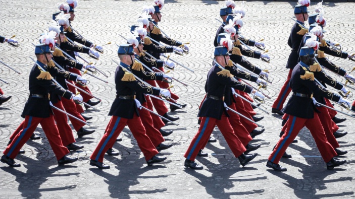 Francia recupera el servicio militar, aunque voluntario 