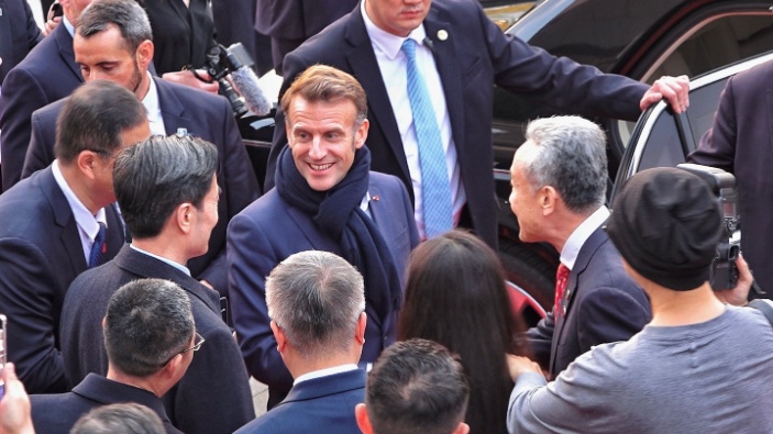 Face à la concurrence chinoise, le président Macron menace de recourir à des droits de douane 