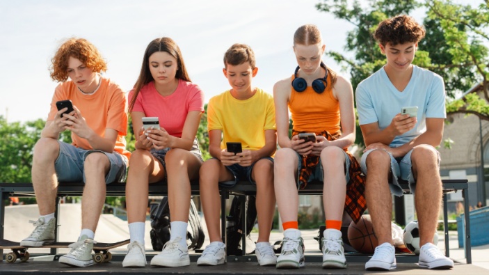 Los australianos menores de 16 años ya no pueden usar redes sociales 