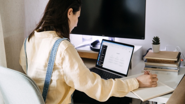 Uno studio rileva che molte persone utilizzano l’IA come supporto emotivo