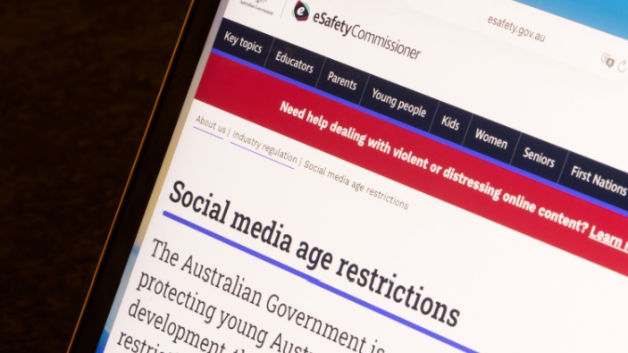 Torniamo a parlare del divieto australiano sull’uso dei social media da parte degli adolescenti