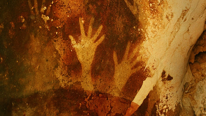Investigadores encuentran la mano pintada más antigua de la historia