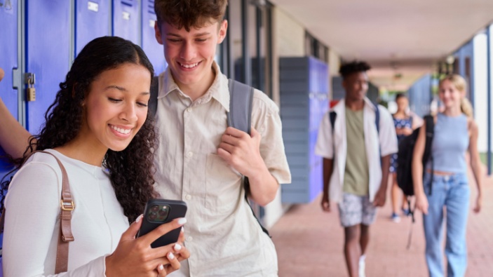 Vietare ai minori i social media serve davvero? 