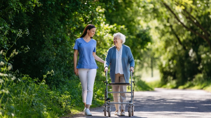 Un disegno di legge riconosce in Italia la figura del <i>caregiver </i>familiare