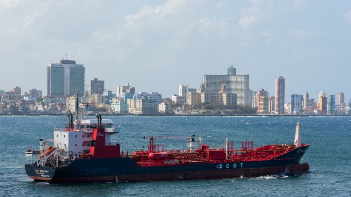 Estados Unidos sanciona la venta de petróleo a Cuba