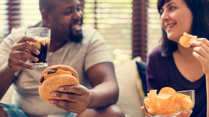 Un estudio compara los riesgos de salud asociados a los alimentos ultraprocesados con los de los cigarrillos