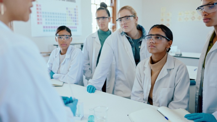 ¿Qué desafíos enfrentan las mujeres en la ciencia en el 2026?