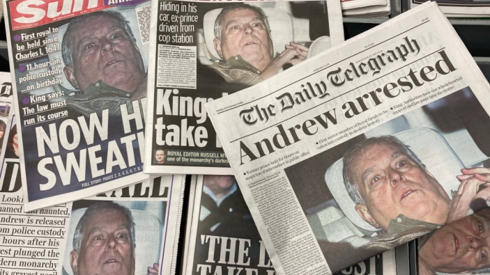 Cuelgan en el Louvre una foto del expríncipe Andrés