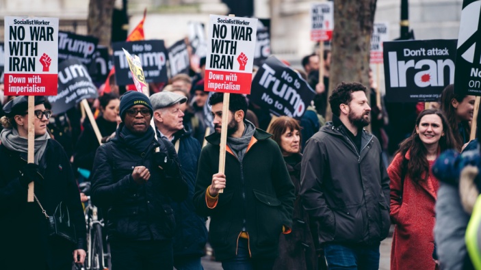 I politici europei faticano a trovare un equilibrio nella loro reazione alla guerra tra Stati Uniti, Israele e Iran