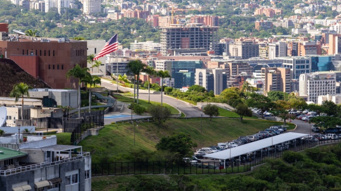 La bandera estadounidense ya ondea en Caracas
