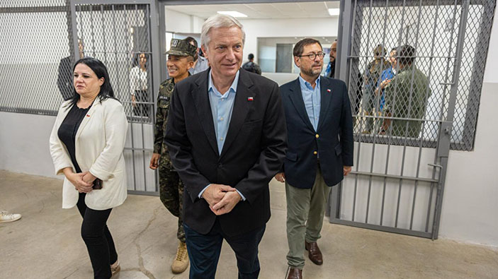 Chile empieza a cavar zanjas en sus fronteras con Perú y Bolivia