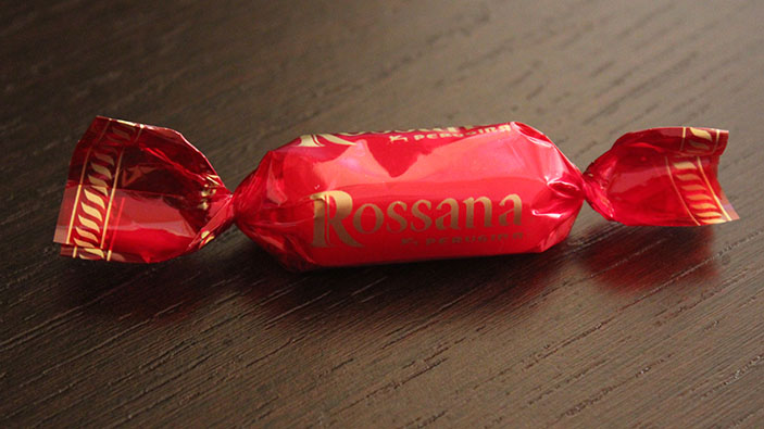 Rossana, un secolo di dolcezza vestita di rosso 