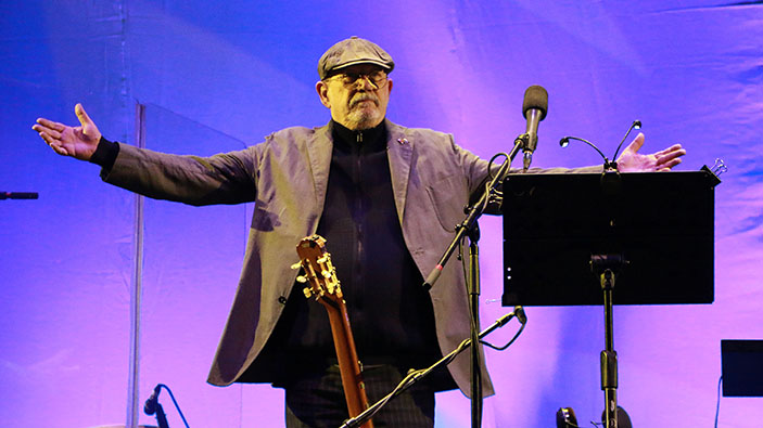 Silvio Rodríguez recibe el Kalashnikov que pidió para defender a Cuba 