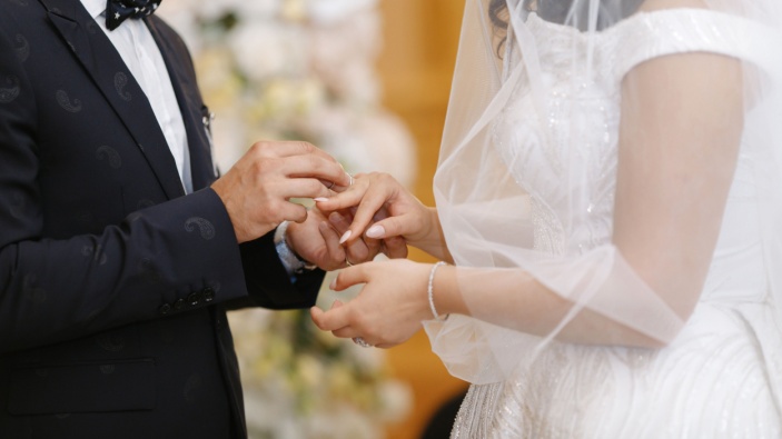 Uno nuovo studio collega il matrimonio a un minor rischio di cancro