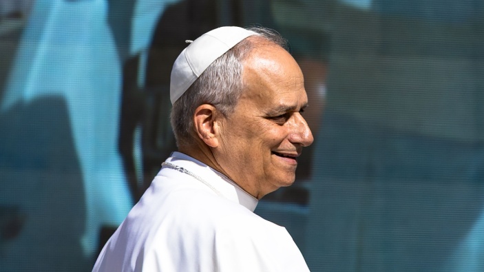 El papa León se divierte con los Globetrotters