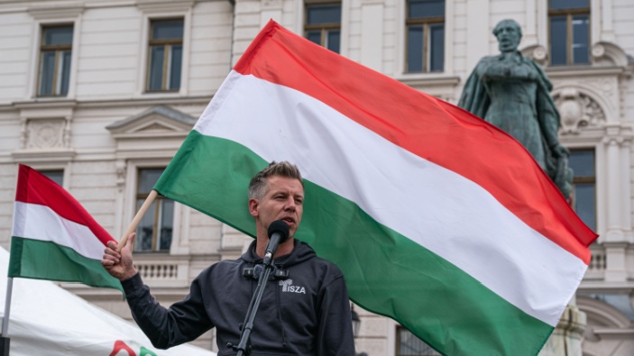Hongrie : après 16 ans au pouvoir, Viktor Orbán laisse la place au libéral Péter Magyar 
