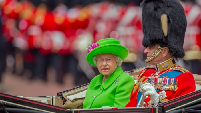 Buckingham Palace expose les tenues les plus emblématiques de la reine Elizabeth II 