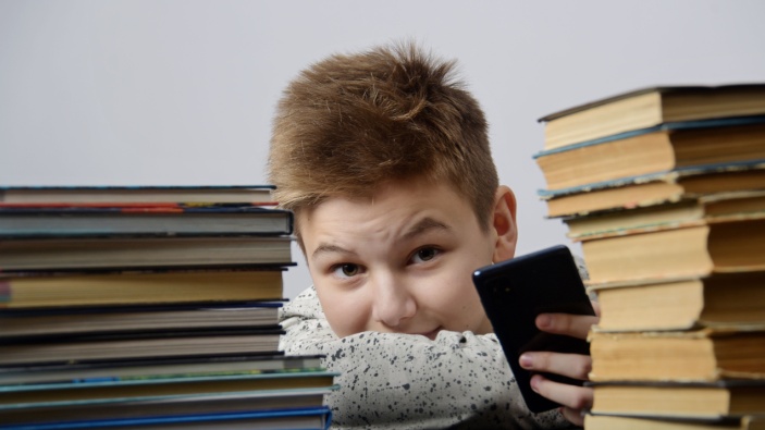 El presidente francés Macron les dice a los niños que cambien los teléfonos por libros
