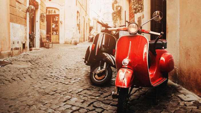 La Vespa, un icono cultural italiano, cumple 80 años