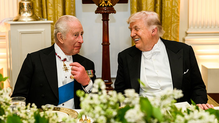 Carlos III intenta salvar la relación entre Estados Unidos y Gran Bretaña