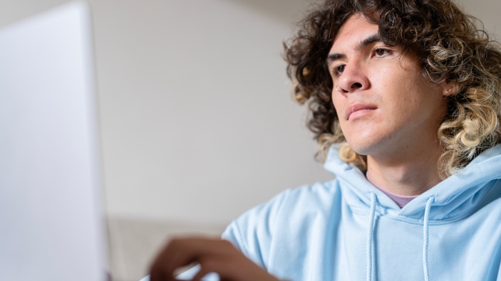 Crece el desencanto de los jóvenes estadounidenses en relación a la inteligencia artificial 