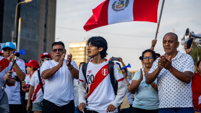 Perú está dividido en dos mitades iguales, en el balotaje más reñido de su historia