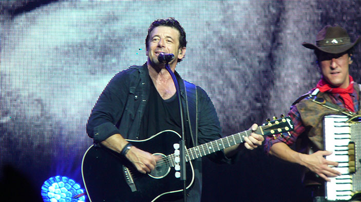 Accusé d’agressions sexuelles par des dizaines de femmes, le chanteur Patrick Bruel est mis en examen 
