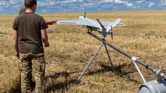 Drones ucranianos alcanzan una refinería y edificios residenciales de Moscú 