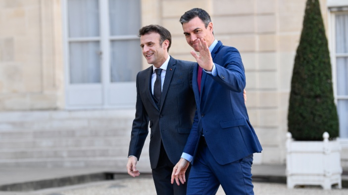 Emmanuel Macron e Pedro Sánchez criticano i piani per costruire centri per migranti fuori dall’Unione Europea