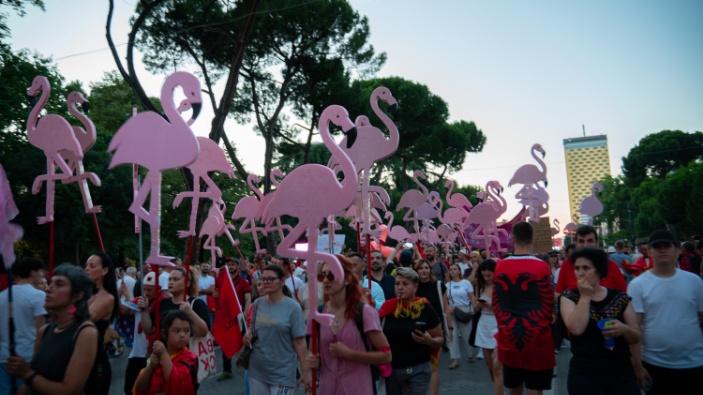La <i>Révolution des flamants roses</i> secoue l’Albanie 