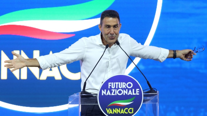 Il paradosso di Vannacci, tra Giovenale e Mussolini